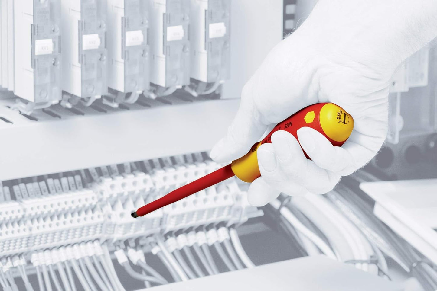 Wiha 32800, juego de herramientas aisladas con desarmadores, llaves para tuercas, pinzas, cortadoras, cuchillos y dados en bolsa de herramientas desplegable, 80 unidades