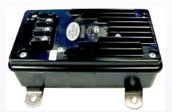 D551 - Regulador de voltaje para alternadores de bus de la serie 50DN de Delco - 12 voltios, circuito B, 14,2 Vset, carcasa estilo OE y bloque de terminales: NEG-FLD-IG