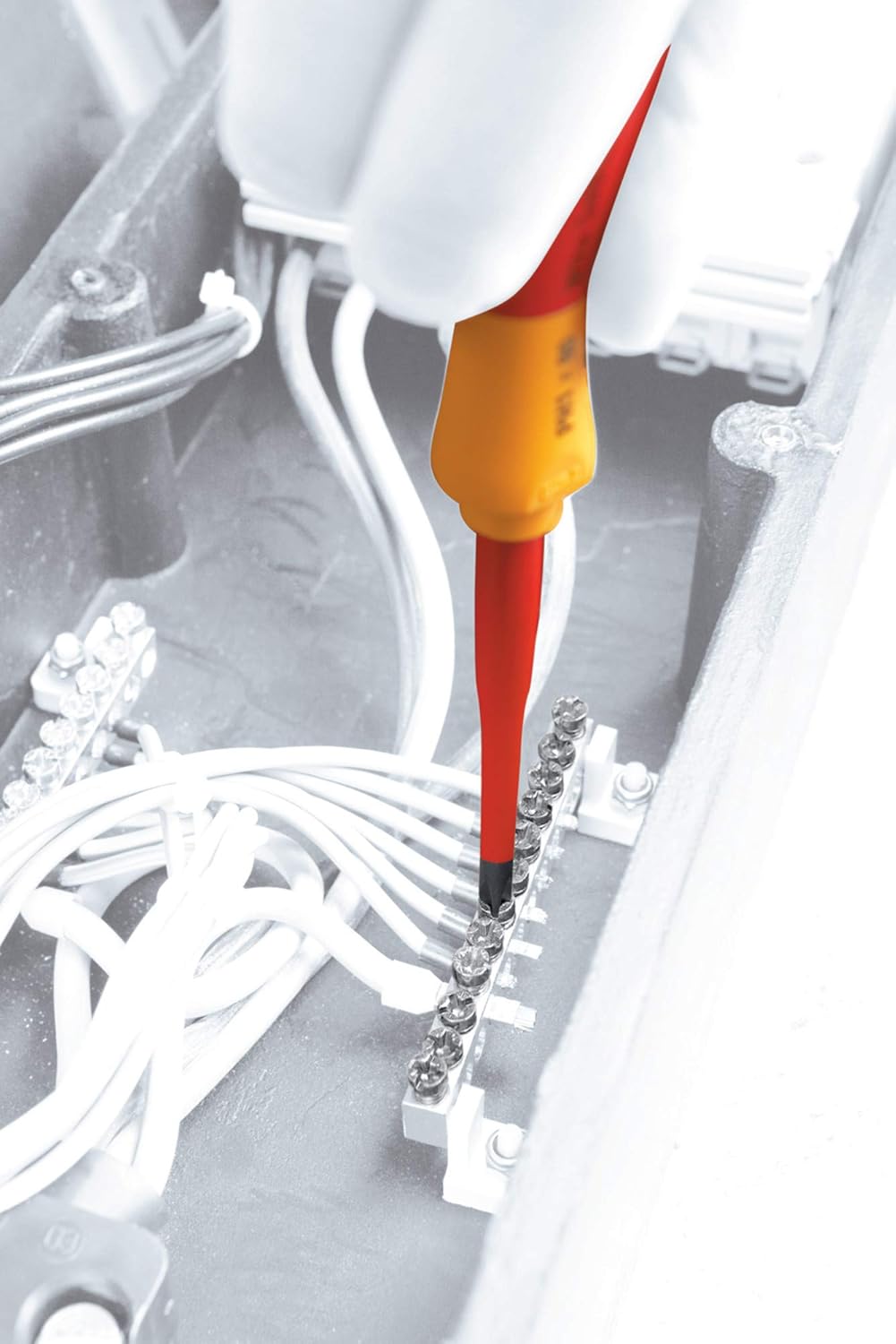 Wiha 32800, juego de herramientas aisladas con desarmadores, llaves para tuercas, pinzas, cortadoras, cuchillos y dados en bolsa de herramientas desplegable, 80 unidades