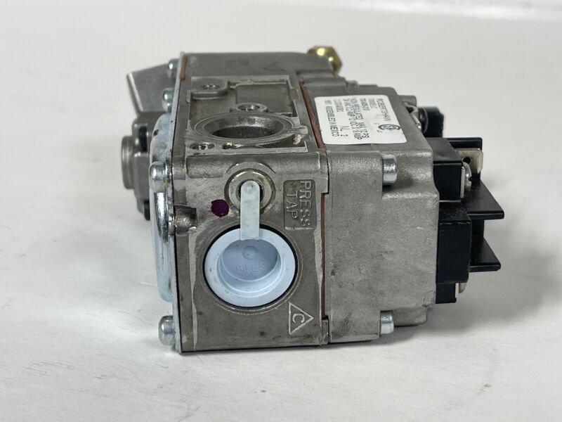 ROBERTSHAW 7000ELC 700-505-213 24VAC 12VDC MILLIVOLT GAS VALVE