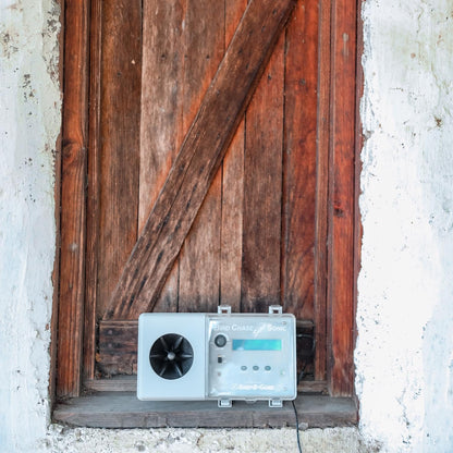 Bird B Gone - Bird Chase Super Sonic - Repelente de sonido al aire libre - Asusta a los pájaros - Diseño duradero resistente a la intemperie - para grandes espacios exteriores abiertos - Dispositivo