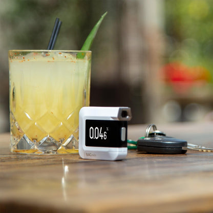 Alcoholímetro BACtrack C8 | Precisión de grado profesional | Conectividad inalámbrica opcional para Apple iPhone, Google y dispositivos Android Smartphone Samsung | Apple HealthKit Integration, color blanco