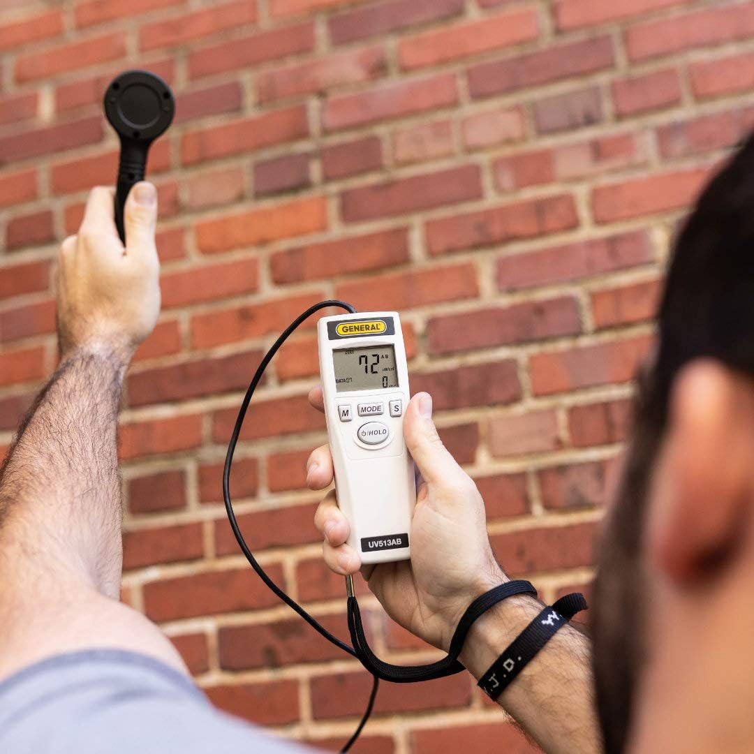 General Tools Medidor digital UVA/UVB | Mide la intensidad UV-A/B (280-400 nm) | Dos rangos, LCD retroiluminado, función de memoria | Monitoreo de seguridad y medio ambiente | El kit incluye trípode y montaje magnético